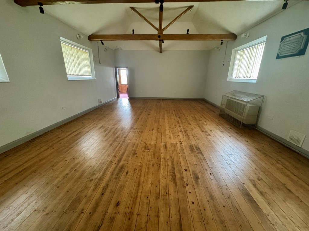 Lot: 98 - ATTRACTIVE CHURCH WITH POTENTIAL - Main hall